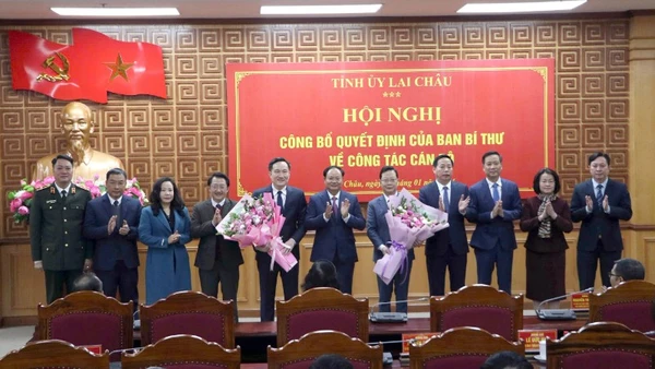 Tập thể lãnh đạo tỉnh Lai Châu tặng hoa chúc mừng hai tân Phó Bí thư.