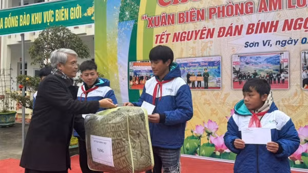 Quỹ Hạt giống Việt, Báo Nhân Dân trao quà cho học sinh học sinh là con nuôi Đồn Biên phòng Sơn Vĩ.