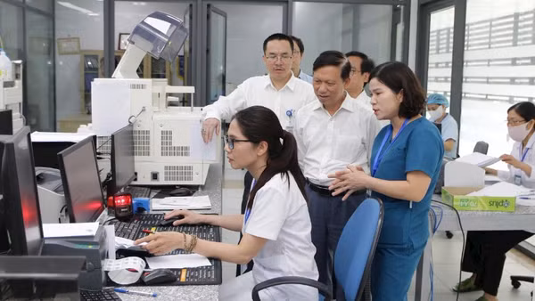 Kiểm tra hạ tầng, trang thiết bị phục vụ chuyển đổi số, bệnh án điện tử tại các bệnh viện trên địa bàn Hà Nội. (Ảnh: TRUNG TUYẾN)