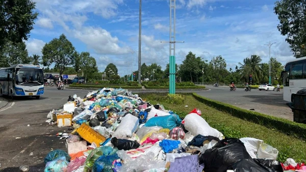 Rác dồn ứ tại đường Nguyễn Văn Nguyễn, phường An Hội (tỉnh Vĩnh Long) gây ô nhiễm môi trường. (Ảnh: HOÀNG TRUNG)