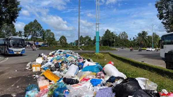 Rác dồn ứ tại đường Nguyễn Văn Nguyễn, phường An Hội (tỉnh Vĩnh Long) gây ô nhiễm môi trường. (Ảnh: HOÀNG TRUNG)