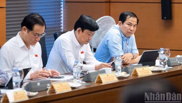 Đại biểu Quốc hội thảo luận tại Tổ về dự án Luật sửa đổi, bổ sung một số điều của Luật Xuất bản. (Ảnh: THỦY NGUYÊN)