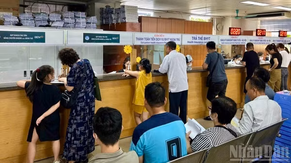 Người dân đăng ký khám, chữa bệnh tại Bệnh viện. (Ảnh: ĐỖ THOA)