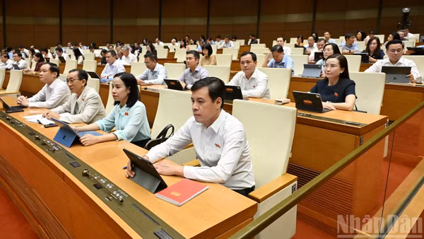 Quốc hội họp tại hội trường, nghe Tờ trình và Báo cáo thẩm tra dự án Luật Hòa giải ở cơ sở (sửa đổi). (Ảnh: THỦY NGUYÊN)