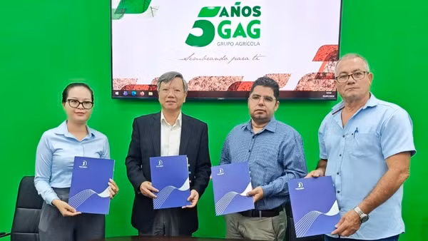 Đại sứ Lê Quang Long (thứ 2 từ trái qua) chứng kiến Lễ bàn giao lô gạo đầu tiên do Tập đoàn Thái Bình sản xuất cho phía Cuba. (Ảnh: Đại sứ quán Việt Nam tại Cuba cung cấp)