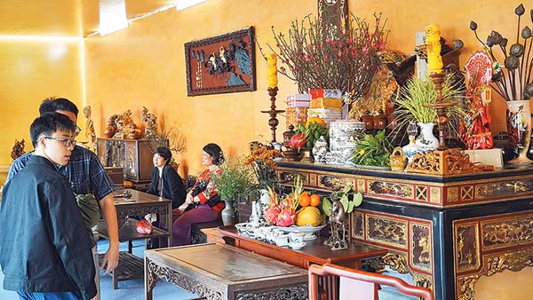 Không gian thờ trong ngôi nhà cổ.