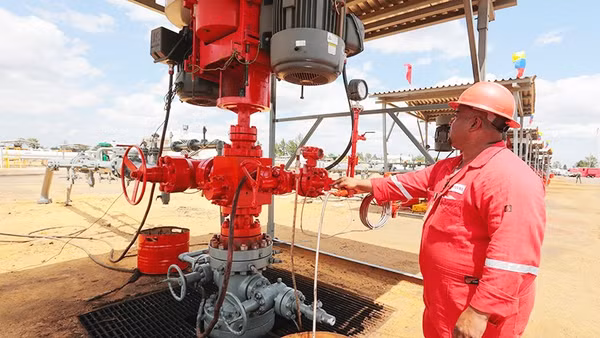 Công nhân Tập đoàn PDVSA khai thác dầu tại Vành đai Orinoco. Ảnh: ELESTIMULO 