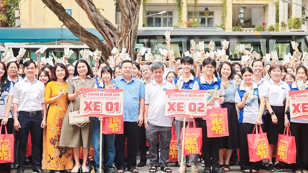 Lãnh đạo Trường đại học Sài Gòn tặng quà và tiễn sinh viên về quê đón Tết. Ảnh: ĐẠT NGUYỄN