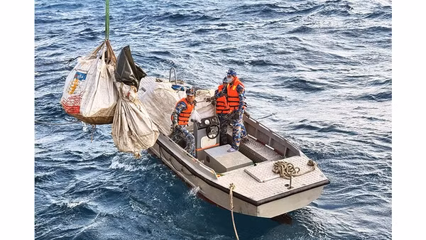 Kíp xuồng tàu Trường Sa 19 đang nhận hàng để đưa lên nhà giàn DK1/2 (bãi cạn Phúc Tần).