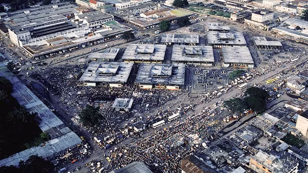 Chợ Zando rơi vào tình trạng quá tải trước khi cải tạo. Ảnh: ALAMY