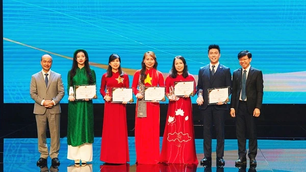 Tiến sĩ Hoàng Thị Hồng Hà được trao tặng danh hiệu “Sứ giả tiếng Việt ở nước ngoài năm 2025”. 