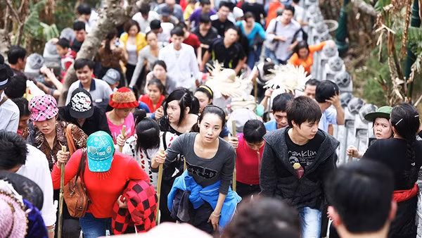 Du khách hành hương Yên Tử. Ảnh: ANH QUÂN