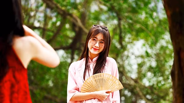 Áo dài cách tân kết hợp truyền thống và hiện đại được giới trẻ ưa chuộng.