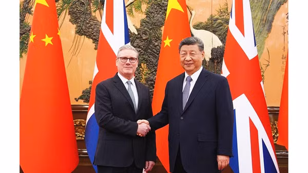 Thủ tướng Anh Keir Starmer (bên trái) gặp gỡ Chủ tịch Trung Quốc Tập Cận Bình tại Bắc Kinh. Ảnh: JAPAN TIMES