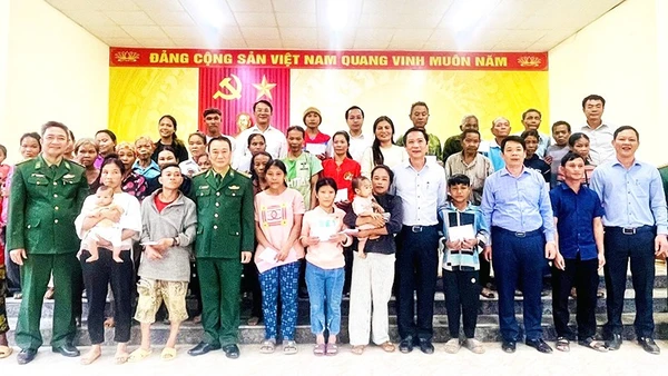 Lãnh đạo tỉnh và Bộ đội Biên phòng tỉnh Quảng Trị tặng quà cho đồng bào Rục, xã Kim Phú.