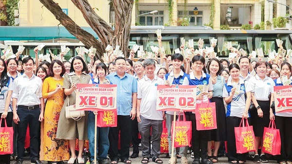 Lãnh đạo Trường đại học Sài Gòn tặng quà và tiễn sinh viên về quê đón Tết. Ảnh: ĐẠT NGUYỄN