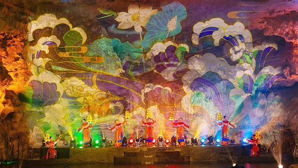 Việc khai thác kinh tế di sản từ hoạt động ăn uống, biểu diễn trong lòng hang động đặt ra câu hỏi cần lời hồi đáp về tính toàn vẹn của di sản.