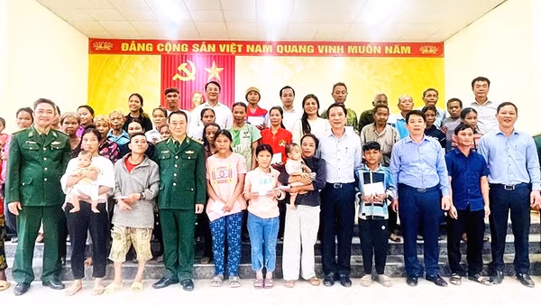 Lãnh đạo tỉnh và Bộ đội Biên phòng tỉnh Quảng Trị tặng quà cho đồng bào Rục, xã Kim Phú.