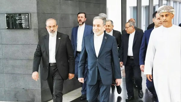 Bộ trưởng Ngoại giao Abbas Araghchi (giữa) và phái đoàn đàm phán Iran tại Oman. Ảnh: AP