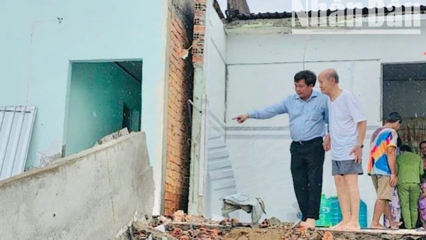 Đồng chí Lưu Quang Anh, Phó Chủ tịch Ủy ban nhân dân phường Giá Rai (tỉnh Cà Mau) thăm, động viên các hộ dân nhà bị sạt lở xuống sông. (Ảnh: TRỌNG DUY)