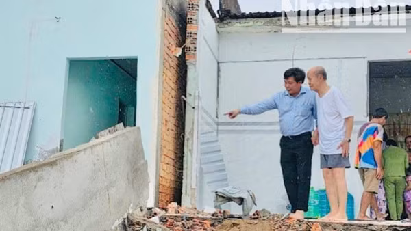 Đồng chí Lưu Quang Anh, Phó Chủ tịch Ủy ban nhân dân phường Giá Rai (tỉnh Cà Mau) thăm, động viên các hộ dân nhà bị sạt lở xuống sông. (Ảnh: TRỌNG DUY)