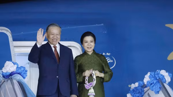 Tổng Bí thư, Chủ tịch nước Tô Lâm và Phu nhân rời Bangkok, lên đường thăm cấp Nhà nước tới Singapore. (Ảnh: TTXVN)