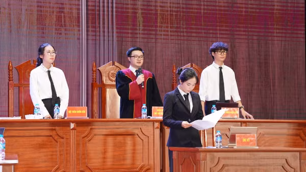 Sinh viên nhập vai tại cuộc thi Phiên tòa giả định-NEU Moot Court 2026.