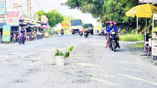 1. Người dân mong muốn sớm nâng cấp tuyến Quốc lộ 61.