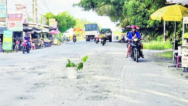 1. Người dân mong muốn sớm nâng cấp tuyến Quốc lộ 61.