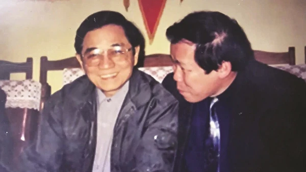 Nhà báo Đỗ Quảng nói chuyện với Bộ trưởng Năng lượng Vũ Ngọc Hải tại phòng khách trại giam Bộ Công an sau khi bị tuyên án 3 năm tù vì những sai phạm trong dự án Đường dây 500kV Bắc-Nam.