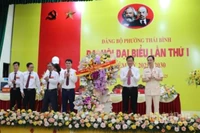 Bí thư Tỉnh ủy Hưng Yên Nguyễn Hữu Nghĩa tặng hoa chúc mừng Đại hội đại biểu Đảng bộ phường Thái Bình lần thứ nhất, nhiệm kỳ 2025-2030.