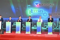 Các đại biểu thực hiện nghi thức khởi công dự án.