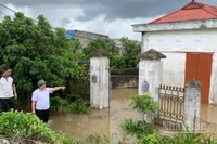 Lãnh đạo xã Tân Thuận (tỉnh Hưng Yên) kiểm tra lũ tại khu vực trạm bơm Bách Thuận, thôn Thượng Xuân.