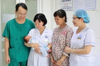 Mẹ và bé hoàn toàn khỏe mạnh sau ca phẫu thuật cắt bỏ khối u hiếm thấy tại Bệnh viện Phụ sản Thái Bình.