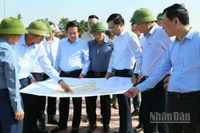 Đồng chí Phạm Quang Ngọc, Chủ tịch Ủy ban nhân dân tỉnh Hưng Yên (thứ 3 từ trái sang) khảo sát khu vực xây dựng nhà ở Phú Xuân (phường Tiền Phong, tỉnh Hưng Yên).