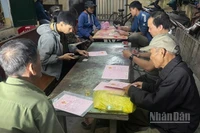 Việc thu thập dữ liệu đất đai tại tỉnh Hưng Yên được nhiều xã, phường thực hiện khẩn trương trong các buổi tối.