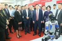 Các đại biểu trải nghiệm hoạt động của một robot thuộc Tập đoàn Viễn thông quân đội Viettel.
