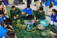 Bộ đội biên phòng tỉnh Hưng Yên cùng đoàn viên thanh niên trên địa bàn xã Đông Thụy Anh gói bánh chưng tặng người có hoàn cảnh khó khăn.