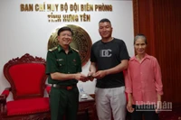 Thượng tá Ngô Quang Phiên, Chủ nhiệm Chính trị (Ban Chỉ huy Bộ đội Biên phòng tỉnh Hưng Yên) trao trả lại tài sản nhặt được trên đường cho người dân.