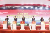 Các đại biểu thực hiện nghi thức khởi công dự án.