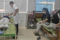 Bác sĩ Bệnh viện đa khoa Tiền Hải (tỉnh Hưng Yên) thăm khám cho nữ công nhân Công ty Toyoda (Nhật Bản) sau khi dùng bữa trưa tại nhà máy, ngày 7/8/2025.