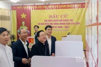 Giám mục Đặng Văn Cầu (thứ 3 từ trái sang) cùng chính quyền địa phương xem tiểu sử tóm tắt người ứng cử đại biểu Quốc hội; đại biểu Hội đồng nhân dân tỉnh Hưng Yên và đại biểu Hội đồng nhân dân phường Thái Bình.