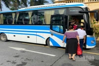 Hơn 20 cán bộ, công chức thuộc Sở Xây dựng tỉnh Hưng Yên (khu vực tỉnh Thái Bình cũ) di chuyển bằng xe đưa đón sang tỉnh mới làm việc từ 6 giờ 15 phút hằng ngày.