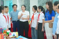 Bí thư Đảng ủy xã Vũ Thư, tỉnh Hưng Yên Phạm Thị Như Phong trao đổi với các em học sinh trên địa bàn. 