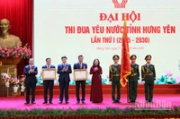Phó Chủ tịch nước Võ Thị Ánh Xuân trao Huân chương Lao động hạng Nhất, hạng Ba tặng Đảng bộ, chính quyền và nhân dân tỉnh Hưng Yên.