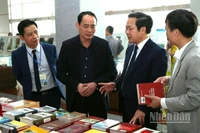 Các đại biểu trao đổi tại gian trưng bày tài liệu, hiện vật về Phố Hiến.