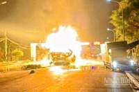 Hiện trường xe bồn bốc cháy dữ dội. (Ảnh người dân cung cấp).