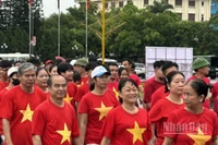 Hoạt động đi bộ được tổ chức quy mô cấp tỉnh tại Quảng trường Nguyễn Văn Linh (phường Phố Hiến, tỉnh Hưng Yên).