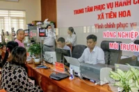 Người dân thực hiện thủ tục hành chính về đất đai tại Ủy ban nhân dân xã Tiên Hoa (tỉnh Hưng Yên).