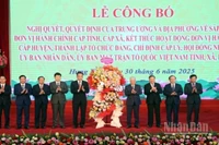 Đồng chí Đỗ Văn Chiến, Ủy viên Bộ Chính trị, Bí thư Trung ương Đảng, Chủ tịch Ủy ban Trung ương Mặt trận Tổ quốc Việt Nam tặng hoa chúc mừng.